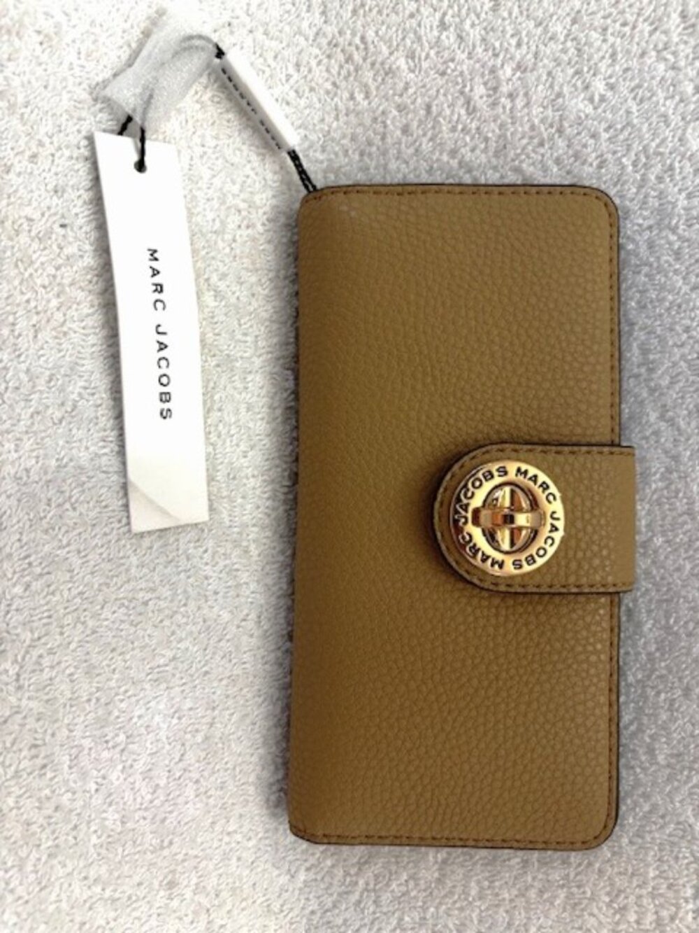 marc jacobs 'Iced Coffee' light brown pebble leather turnlock clasp wallet NWT